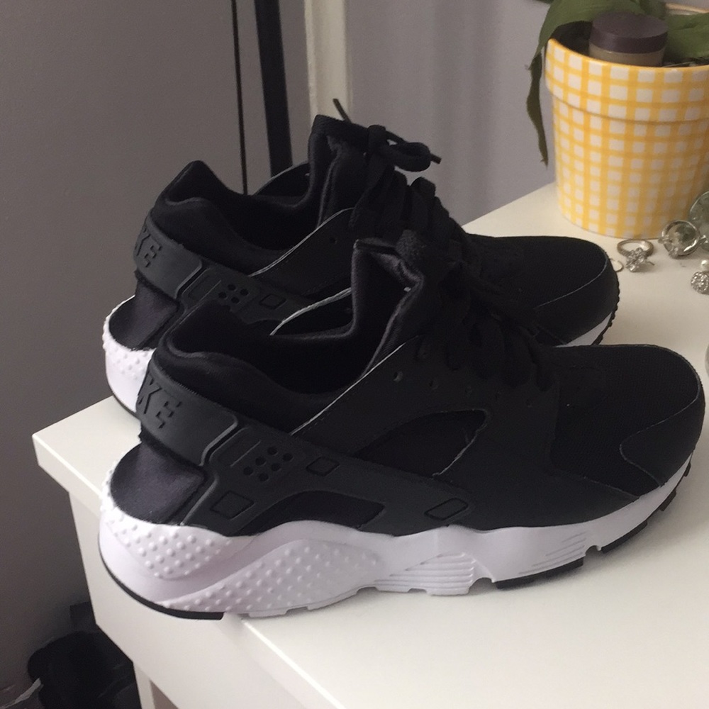 Size 4.5Y Nike huaraches